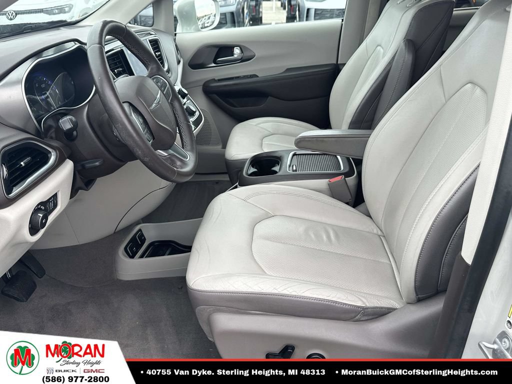 Used 2017 Chrysler Pacifica Touring-L Plus FWD image 18