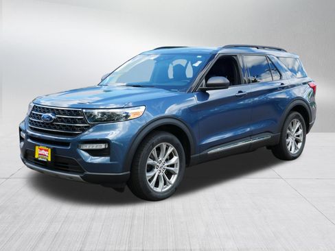 Used 2020 Ford Explorer XLT w/ Equipment Group 202A AWD/4WD image 3