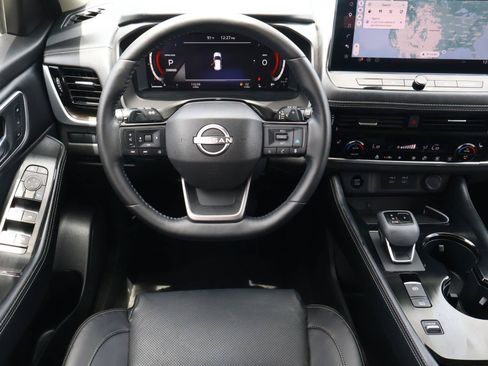 Used 2025 Nissan Rogue Platinum FWD image 9