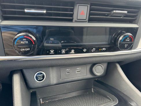 Used 2023 Nissan Rogue SV image 17