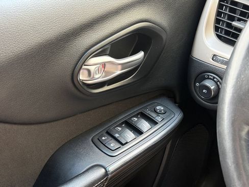 Used 2015 Jeep Cherokee Latitude w/ Cold Weather Group AWD/4WD image 25