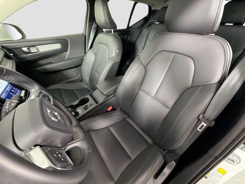 Certified 2025 Volvo XC40 B5 Core image 21