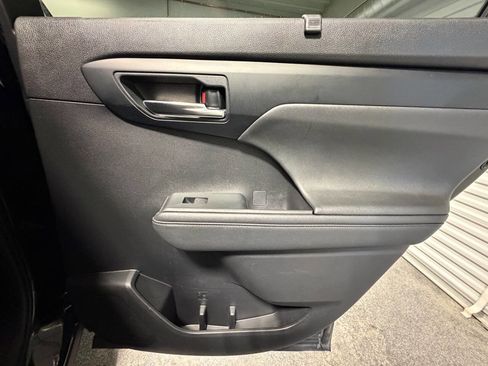 Used 2021 Toyota Highlander XLE AWD/4WD image 25
