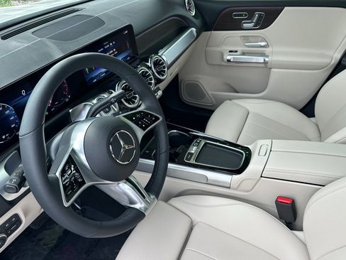 Used 2025 Mercedes-Benz GLB 250 4MATIC image 10