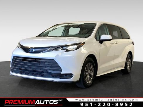 Used 2023 Toyota Sienna LE FWD image 1
