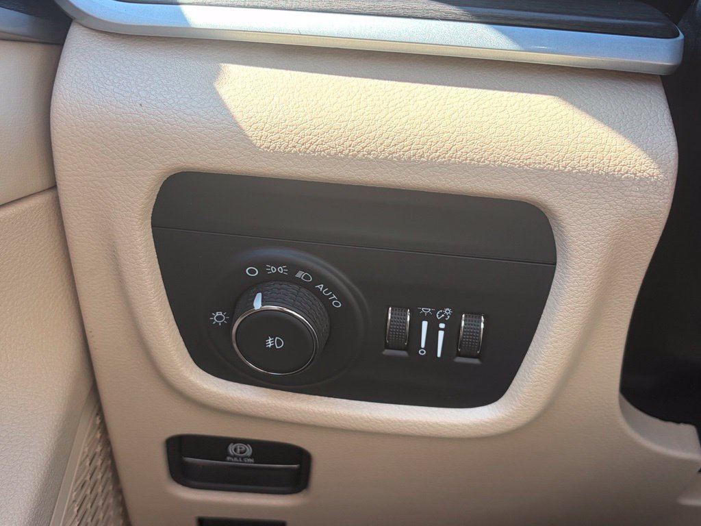 Used 2025 Jeep Grand Cherokee Limited AWD/4WD image 45