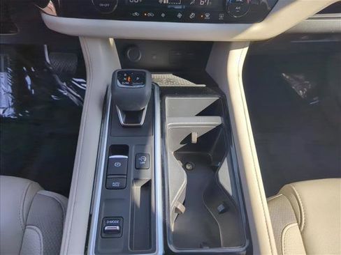 Used 2025 Nissan Pathfinder SL FWD image 14