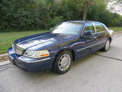 Used 2010 Lincoln Town Car Signature Limited