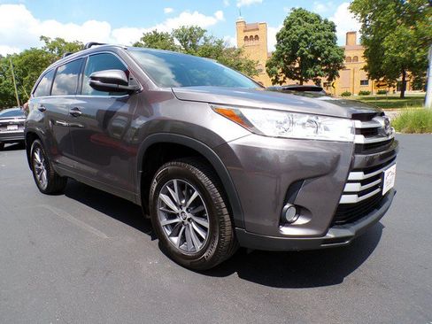 Used 2017 Toyota Highlander XLE AWD/4WD image 5
