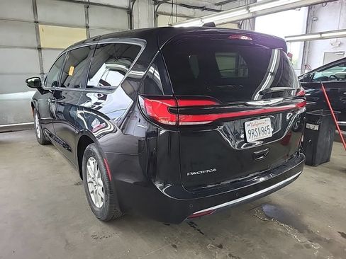 Used 2025 Chrysler Pacifica Select FWD image 3