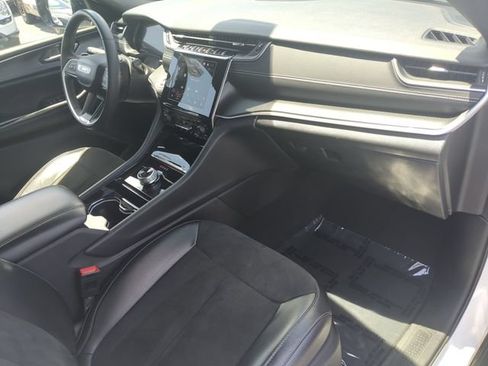 Used 2023 Jeep Grand Cherokee Altitude RWD image 14
