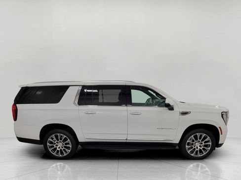 Used 2025 GMC Yukon XL Denali AWD/4WD image 10