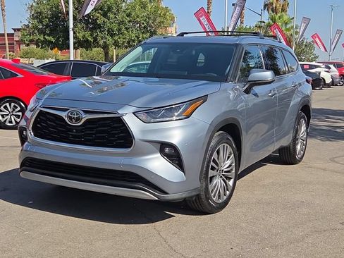 Used 2021 Toyota Highlander Platinum FWD image 2