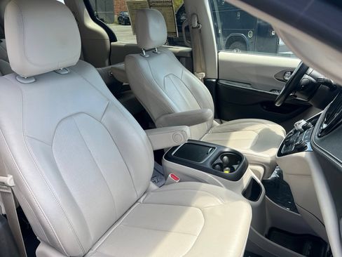 Used 2021 Chrysler Pacifica Touring-L FWD image 29