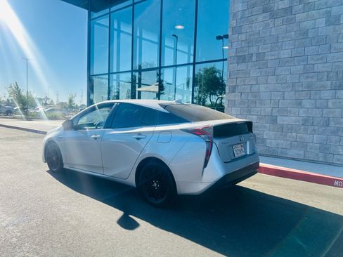 Used 2017 Toyota Prius Two w/ Preferred Accessory Package FWD image 9