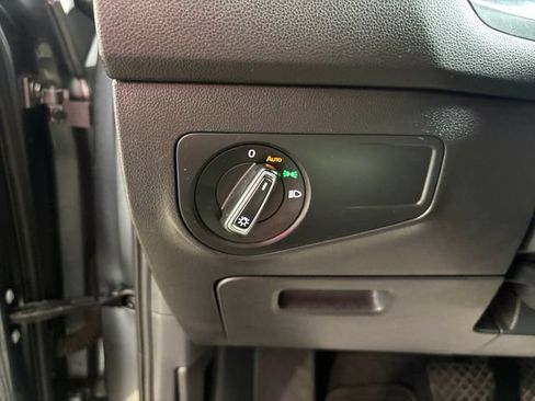 Used 2021 Volkswagen Tiguan SE FWD image 19