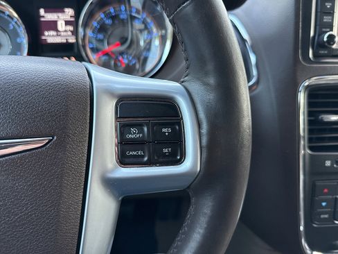 Used 2013 Chrysler Town & Country Touring-L w/ Entertainment Group #2 FWD image 40