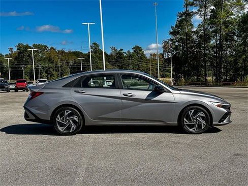 Used 2025 Hyundai Elantra Sport image 9