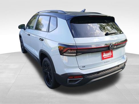 New 2026 Volkswagen Taos SE FWD image 3