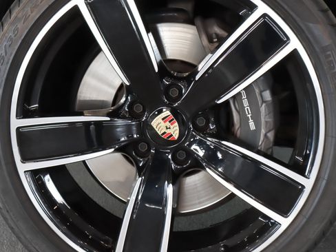 Certified 2023 Porsche Cayenne Platinum Edition image 27