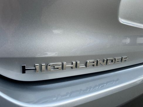 Used 2022 Toyota Highlander XLE AWD/4WD image 34