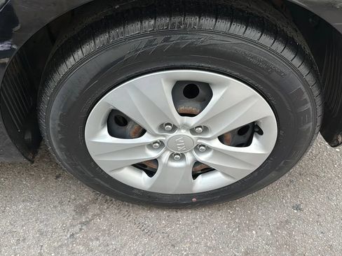 Used 2017 Kia Forte LX image 9