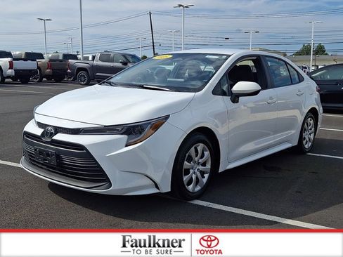 Used 2025 Toyota Corolla LE FWD image 3