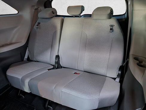 Used 2024 Toyota Sienna LE FWD image 18