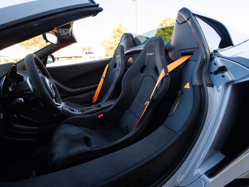 Used 2016 McLaren 675LT Spider image 46