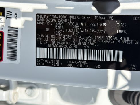 Certified 2025 Toyota Highlander XLE FWD image 34