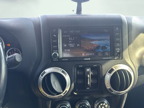 Used 2015 Jeep Wrangler Unlimited Sahara w/ Max Tow Package AWD/4WD image 16