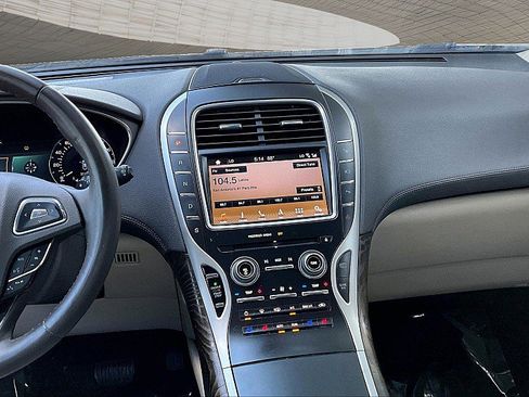 Used 2016 Lincoln MKX Reserve w/ Technology Package FWD image 5