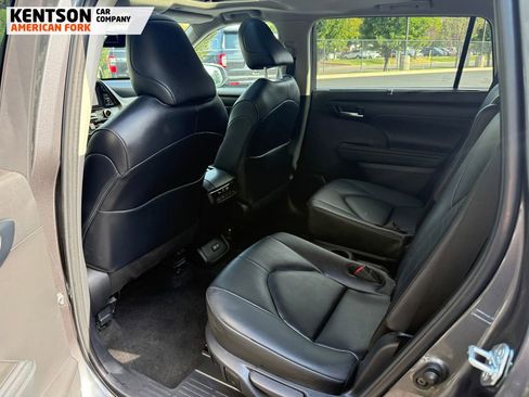 Used 2025 Toyota Highlander XLE image 39