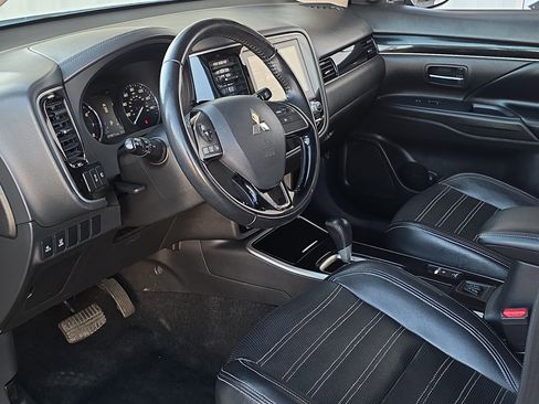 Used 2020 Mitsubishi Outlander SE image 11