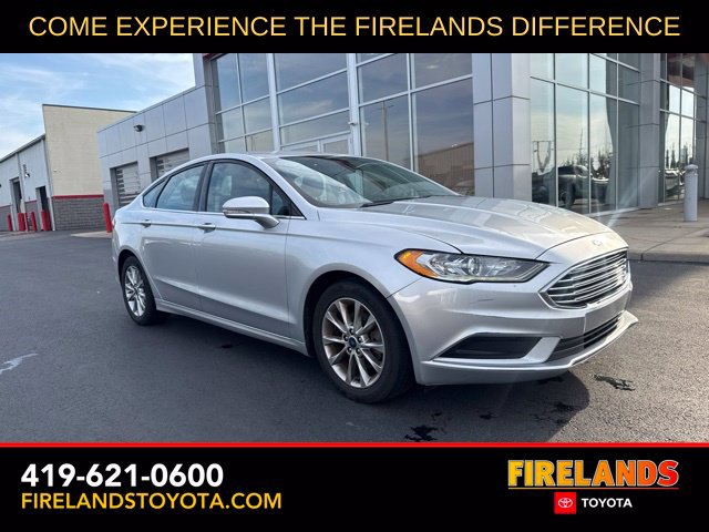 Used 2017 Ford Fusion SE w/ Fusion SE Technology Package FWD image 1