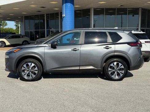 Used 2023 Nissan Rogue SV image 2