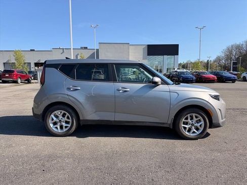 Used 2025 Kia Soul LX w/ LX Technology Package FWD image 16