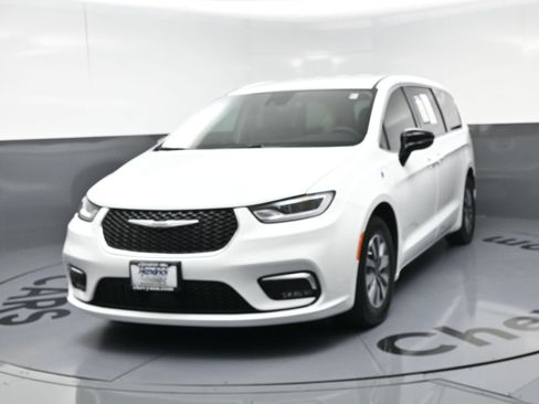 Used 2024 Chrysler Pacifica Limited FWD image 11