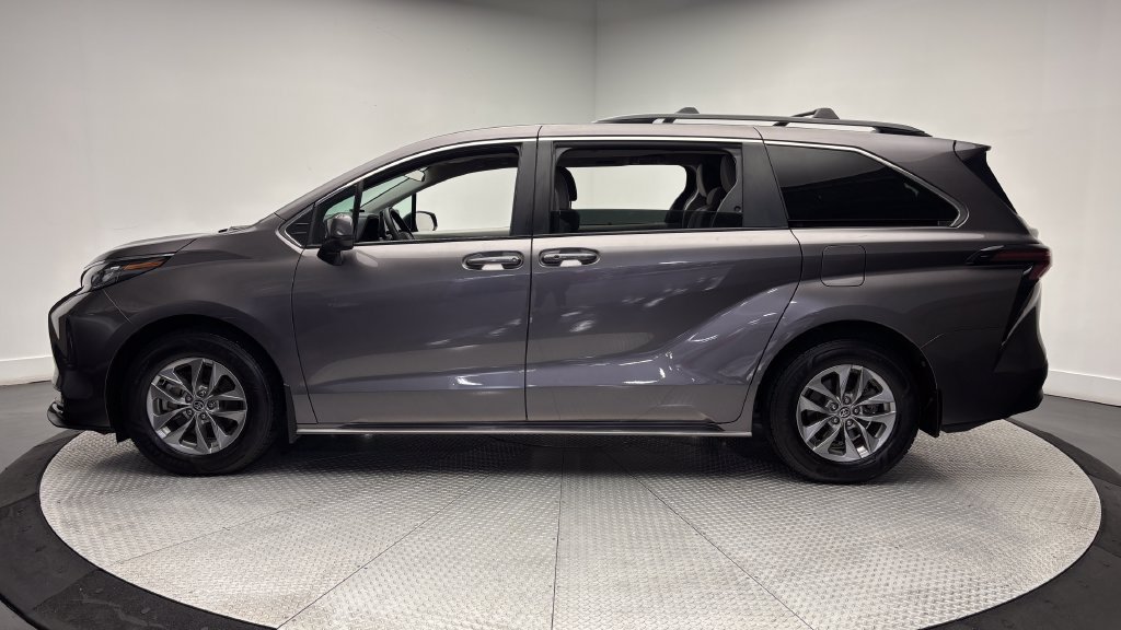 Certified 2024 Toyota Sienna LE FWD image 4