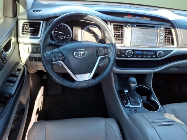 Used 2017 Toyota Highlander XLE AWD/4WD image 13