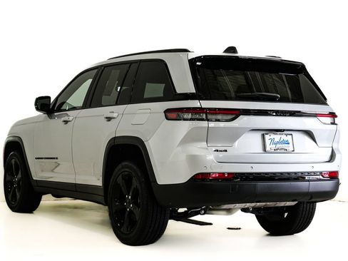 Used 2023 Jeep Grand Cherokee Altitude AWD/4WD image 8