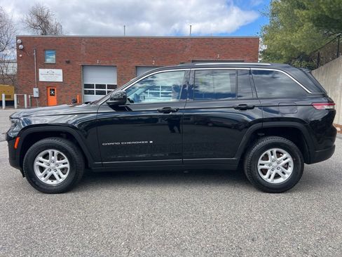 Used 2023 Jeep Grand Cherokee Laredo image 2