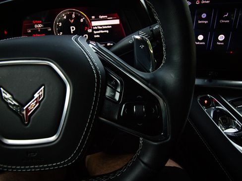 Used 2025 Chevrolet Corvette Stingray Coupe w/ Body-Colour Dual Roof Package RWD image 20
