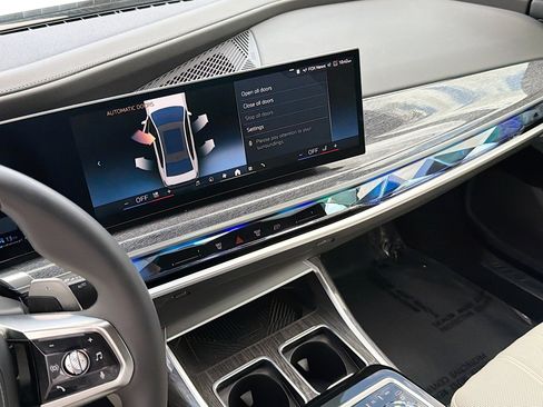 Used 2025 BMW 750e xDrive w/ Executive Package image 28