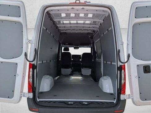 Used 2024 Mercedes-Benz Sprinter 2500 image 6