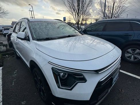 Certified 2023 Kia Niro EX Touring image 3