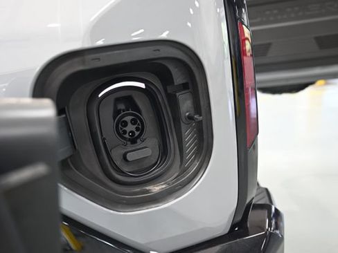 New 2026 GMC Hummer EV SUV w/ LPO, Dark Essentials Package AWD/4WD image 8