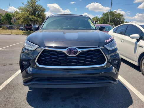 Used 2020 Toyota Highlander Limited FWD image 2