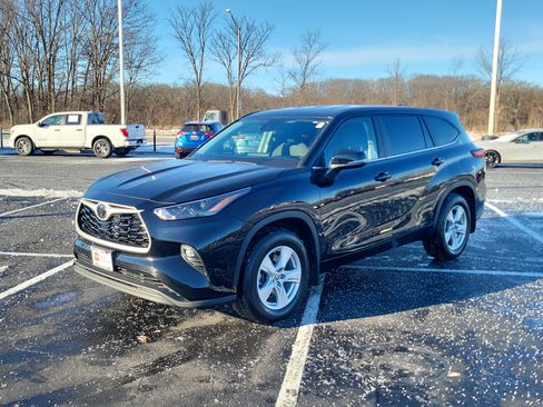 Certified 2023 Toyota Highlander LE image 3