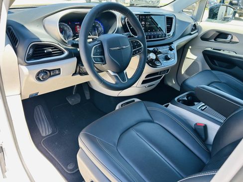 Used 2024 Chrysler Pacifica Touring-L FWD image 14